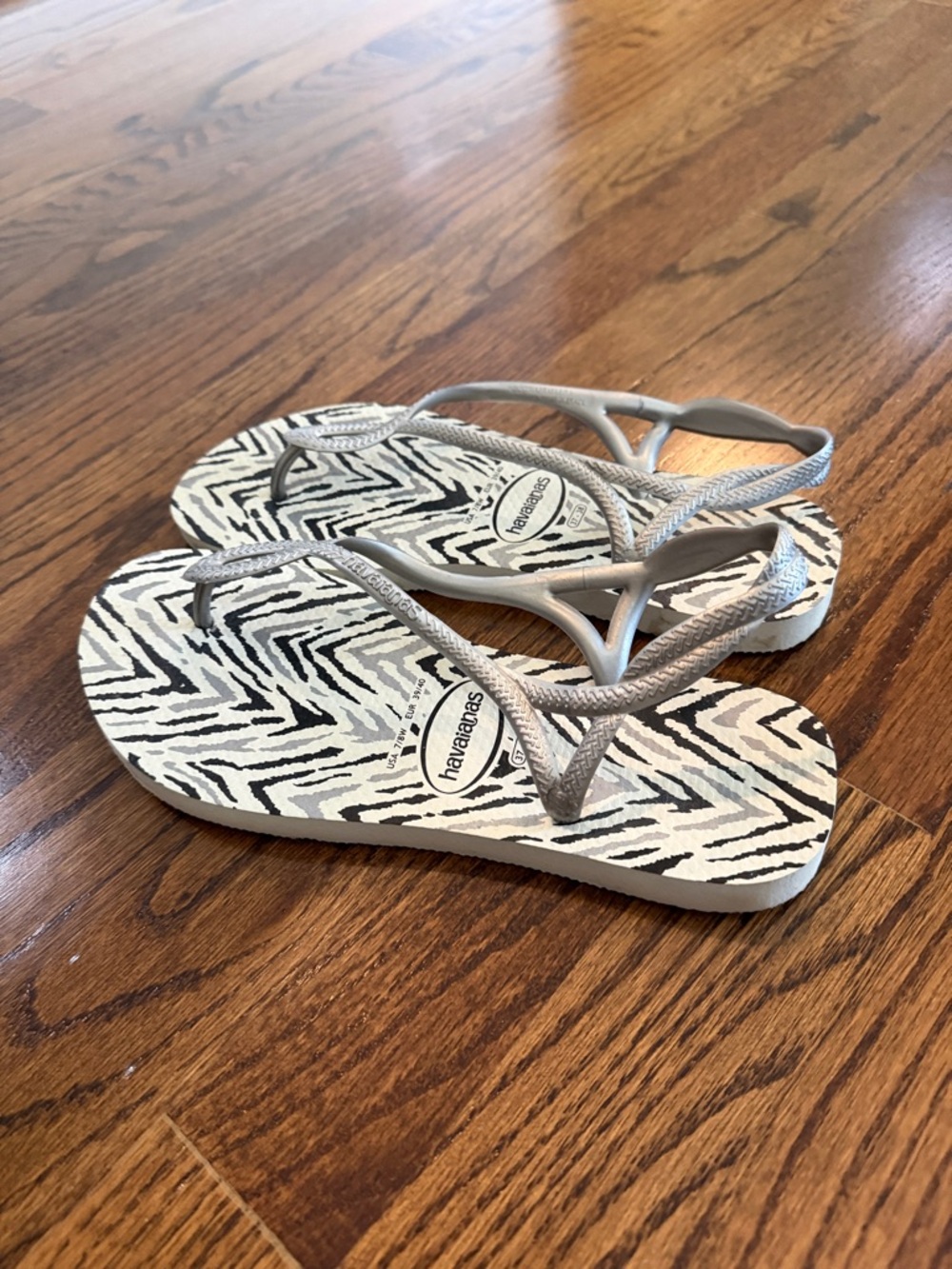 Havaianas Women’s Silver Strappy Sandals with Black-and-White Printed Footbed